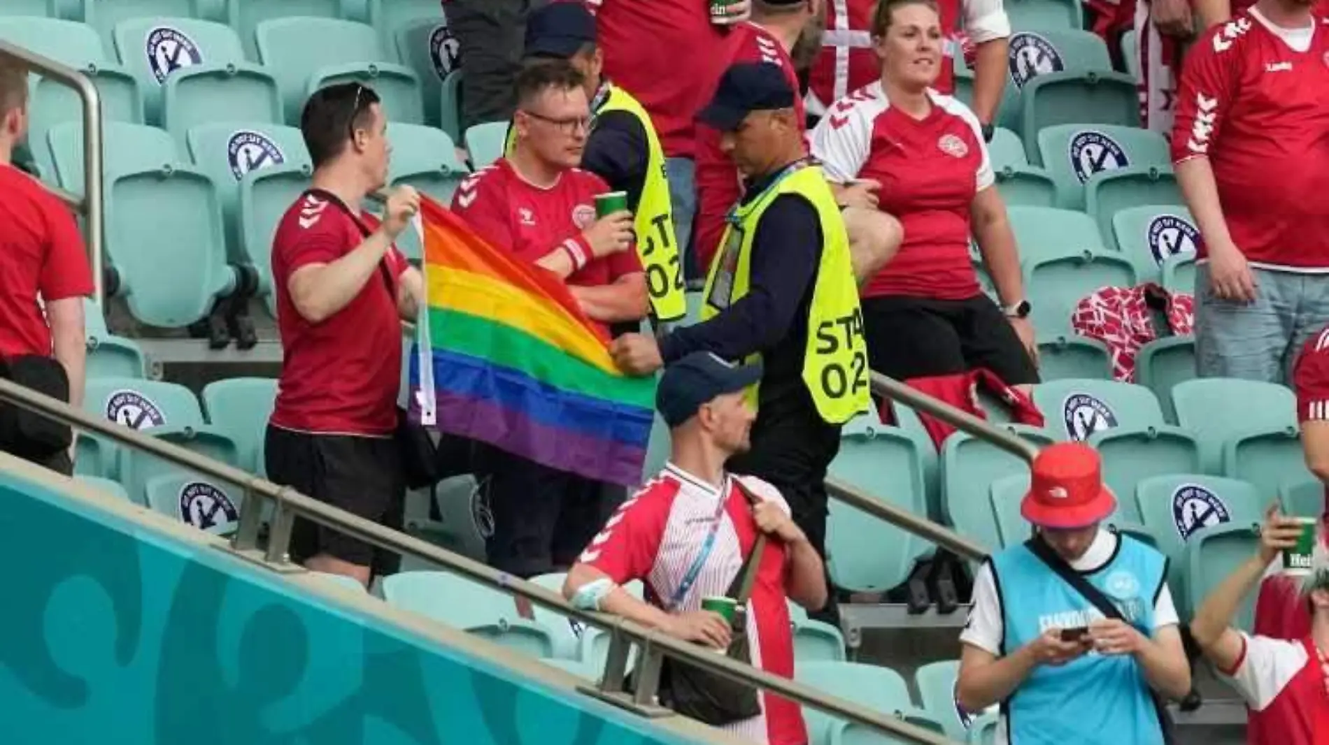 bandera arcoiris en estadio Baku_2